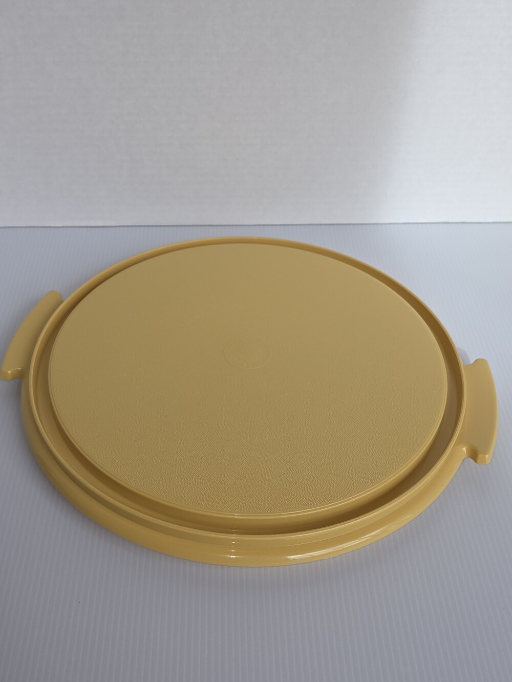 Tupperware cake taker base round vintage 684 replacement